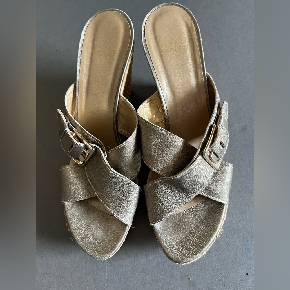 Stuart Weitzman Gold platform slippers with Sophisticated Design